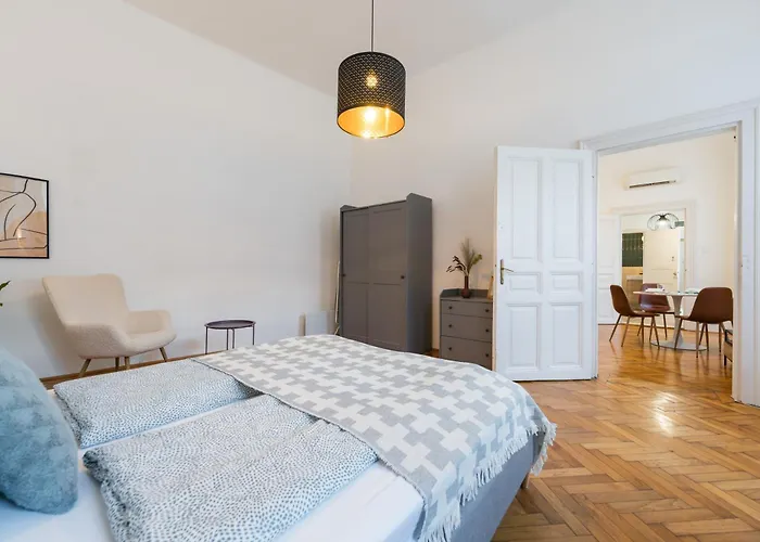 Basilica Downtown Apartment *